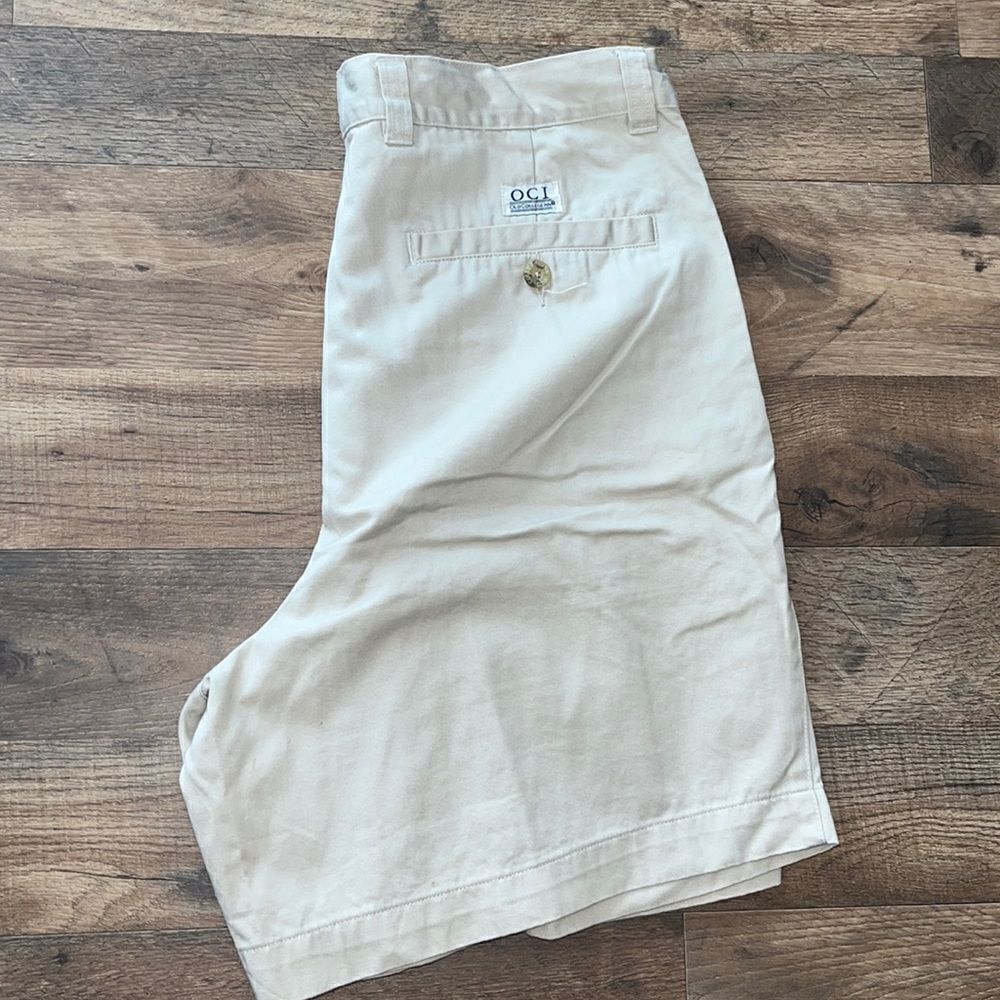 Old college in pleated khaki shorts size 34